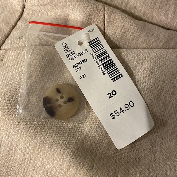 Straight-leg cream/tan coloured pants with extra button included. - Picture 5 of 5